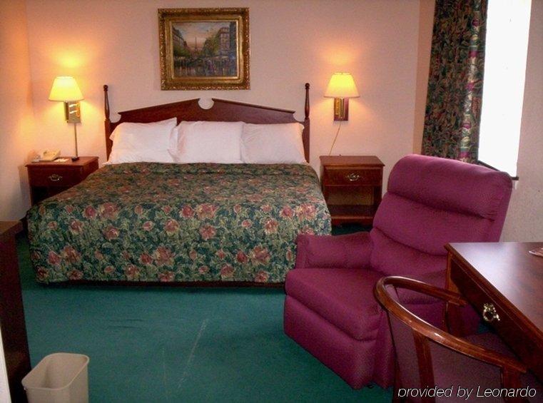 Western Inn & Suites Hampton Room photo