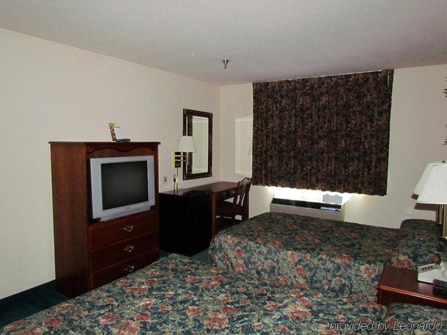 Western Inn & Suites Hampton Room photo